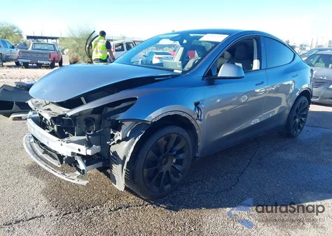 2024 Tesla Model Y Long Range Dual Motor All-Wheel Drive z USA, uszkodzony, nr VIN 7SAYGDEEXRA293446